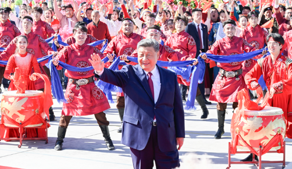 習(xí)近平在出席新疆維吾爾自治區(qū)成立70周年慶?；顒?dòng)后返回北京